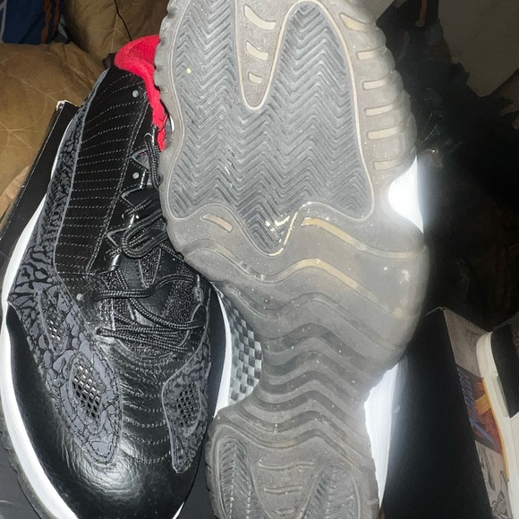 Air Jordan Black and Red Sneakers retro 11 ie size 13 - Picture 2 of 2